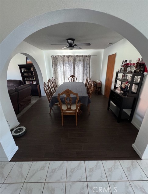 6801 Rycroft Drive, Riverside CA: https://media.crmls.org/medias/24e79bc4-df97-42a8-8cd7-44ad3ff2cfe8.jpg