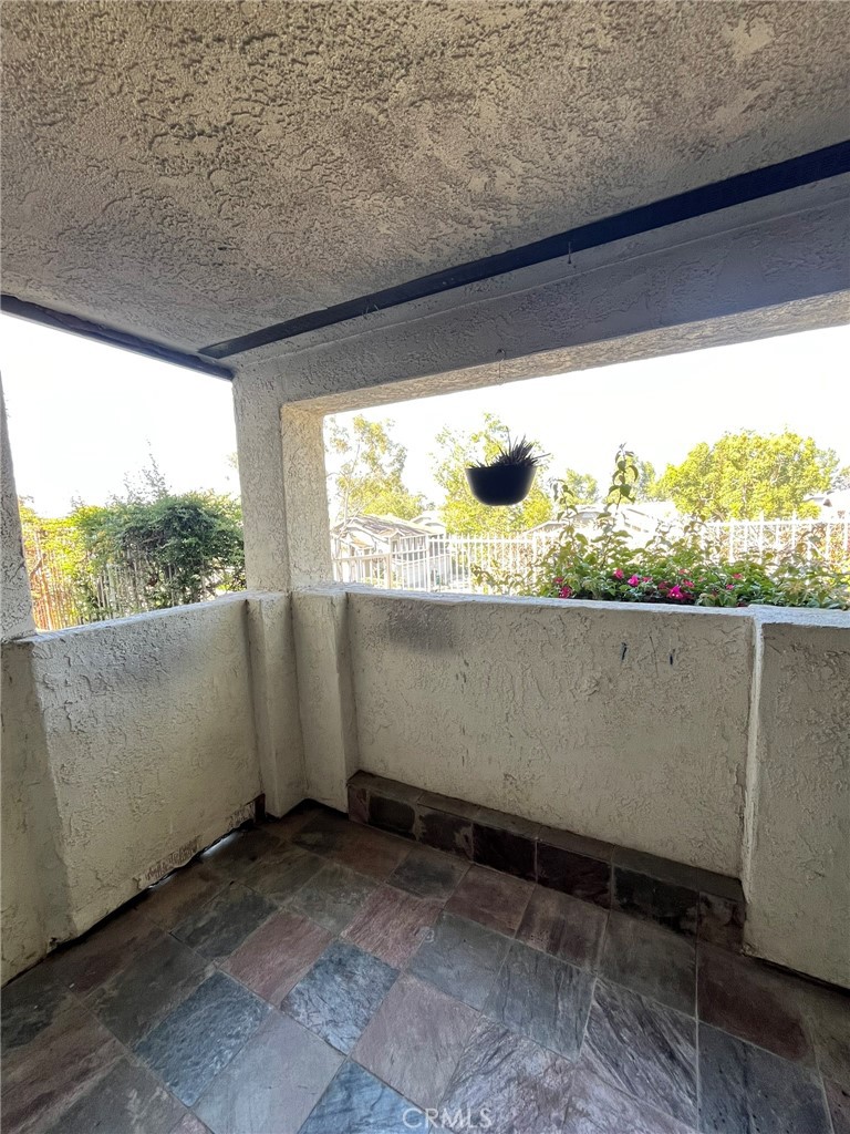 https://media.crmls.org/medias/24e7ebeb-855c-404e-a858-f0eab27cfcb9.jpg?preset=X-Large