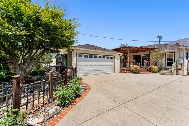 2042 E Crary Street, Pasadena CA: https://media.crmls.org/medias/24e9bdd9-93b2-4320-8bae-a8d60f5266eb.jpg