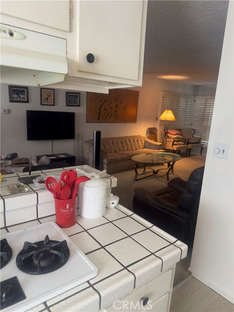 Detail Gallery Image 2 of 9 For 3749 Lockland Dr #B,  Los Angeles,  CA 90008 - 1 Beds | 1 Baths