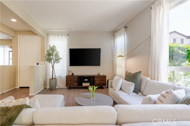 Detail Gallery Image 5 of 55 For 12017 Rock Creek Ct, Hawthorne,  CA 90250 - 4 Beds | 2/1 Baths