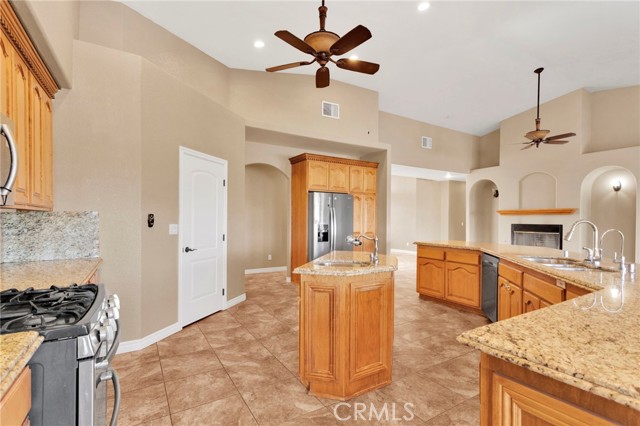 Detail Gallery Image 15 of 65 For 17412 Danbury Ave, Hesperia,  CA 92345 - 6 Beds | 3 Baths