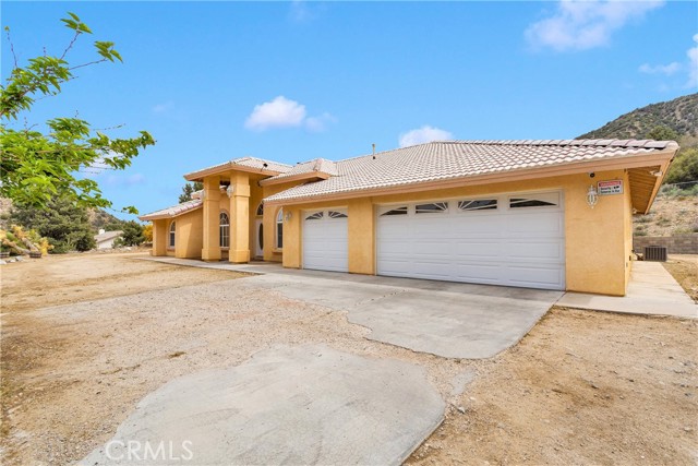 1679 Desert Front Road, Wrightwood CA: https://media.crmls.org/medias/24ee7959-c3d2-4f0d-85cf-00bf2da3cba9.jpg