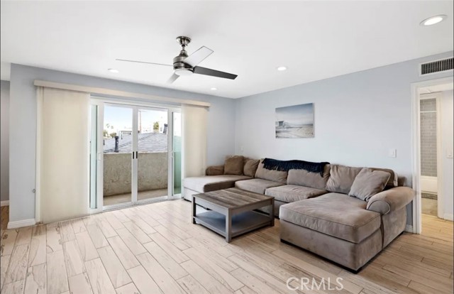 Detail Gallery Image 3 of 20 For 320 Hermosa Ave #206,  Hermosa Beach,  CA 90254 - 2 Beds | 2 Baths