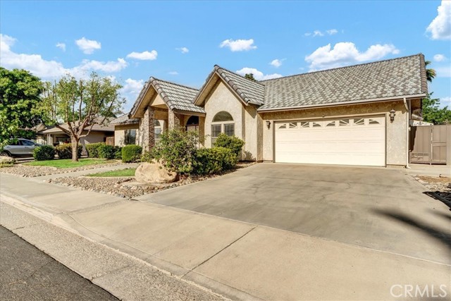 Detail Gallery Image 4 of 53 For 1219 University Ave, Hanford,  CA 93230 - 3 Beds | 2 Baths