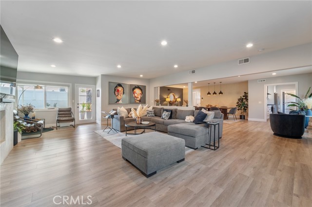 Detail Gallery Image 18 of 40 For 7316 Colbath, Van Nuys,  CA 91405 - 3 Beds | 3 Baths