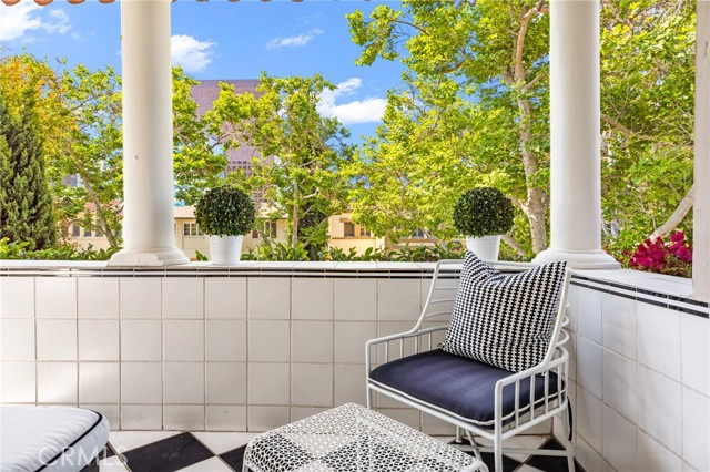 580 S Sweetzer Ave, Los Angeles CA: https://media.crmls.org/medias/24f41a99-dd94-4117-a344-2777a5e8b54d.jpg
