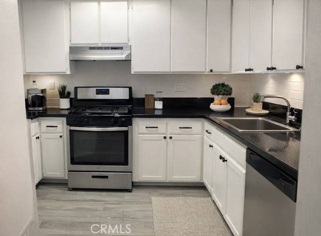 Detail Gallery Image 3 of 8 For 1020 Margarita, Corona,  CA 92879 - 2 Beds | 2 Baths