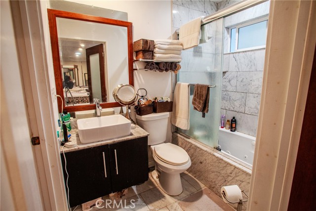 Detail Gallery Image 11 of 16 For 12413 Westminster Ave, Los Angeles,  CA 90066 - 6 Beds | 6/2 Baths