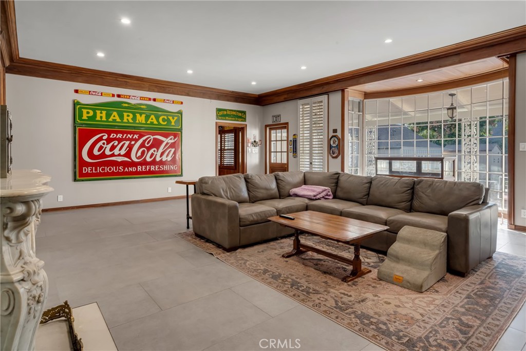 https://media.crmls.org/medias/24f886be-288d-48be-88dd-e824fd345b4e.jpg?preset=X-Large