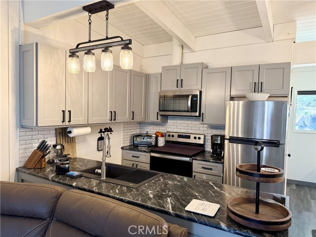 24 Tyrol Lane, Mammoth Lakes CA: https://media.crmls.org/medias/24fdbd65-7112-47f3-91b2-758002cb2a4f.jpg