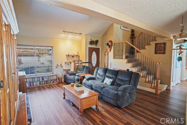 Detail Gallery Image 3 of 29 For 21946 Peppercorn, Saugus,  CA 91350 - 4 Beds | 2/1 Baths