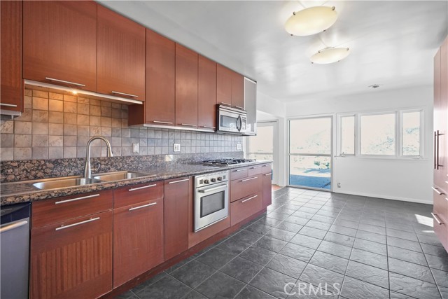 Detail Gallery Image 14 of 53 For 7027 Macapa, –,  CA 90068 - 2 Beds | 3 Baths