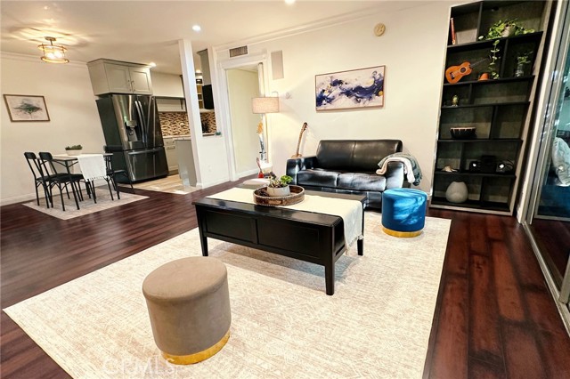 5215 Balboa Boulevard, Encino CA: https://media.crmls.org/medias/25073955-9c24-48c0-bbe5-f32f566f80aa.jpg