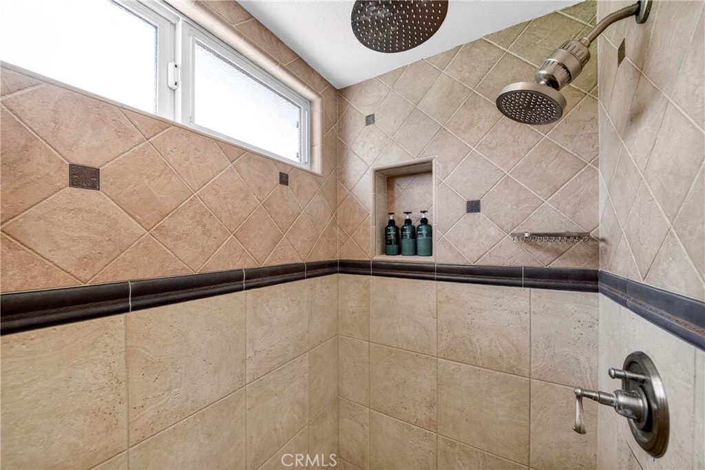 https://media.crmls.org/medias/250c8d8f-0d74-4916-88f9-4a2d9ea62f40.jpg?preset=X-Large