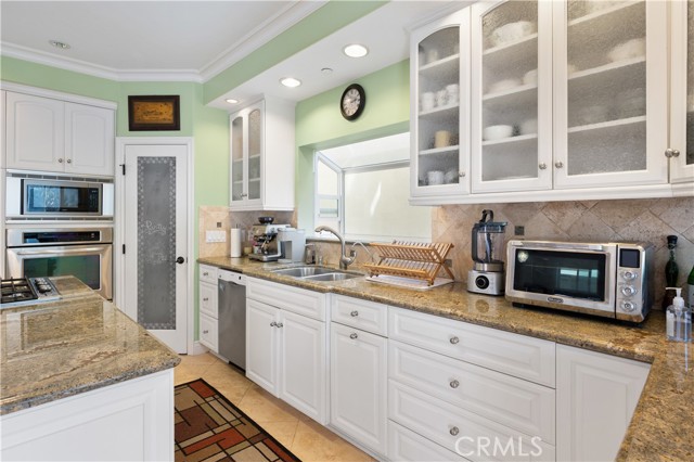 Detail Gallery Image 10 of 33 For 217 S Irena Ave #B,  Redondo Beach,  CA 90277 - 4 Beds | 2/1 Baths