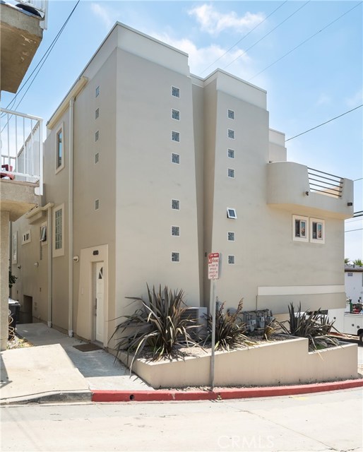 4010 Ocean Drive Manhattan Beach, California Panoramic Ocean View Townhome, just across the street from The Strand and Beach. Enjoy the stunning ocean view and breeze of the ocean every day. Just steps to the Ocean and a short walk to the Pier and downtown Manhattan Beach. Panoramic Ocean Views from the home, including the top floor, bedrooms, and two of the three decks. Enjoy the sunsets over the ocean while relaxing at the home or on the decks. Home was recently updated. 2 Bedrooms, 2.5 baths, Central Air Conditioning, solar shades, recessed lighting, hardwood floors, and fireplace in the family room. Great master suite with large bathroom, including a separate shower and bath tub. A Walk-in closet in each bedroom plus an extra closet in each one. Attached enclosed two-car garage plus an extra guest parking space. Includes washer/dryer.