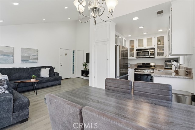 Detail Gallery Image 3 of 31 For 28031 Sarabande, Canyon Country,  CA 91387 - 3 Beds | 2 Baths