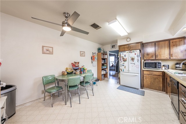 Detail Gallery Image 10 of 25 For 103 B St, Lemoore,  CA 93245 - 3 Beds | 1 Baths