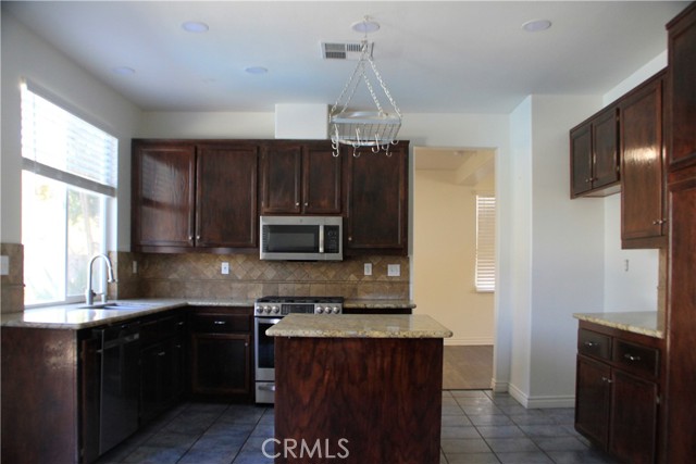 Detail Gallery Image 6 of 26 For 41105 Chaco Canyon Rd, Murrieta,  CA 92562 - 4 Beds | 2/1 Baths