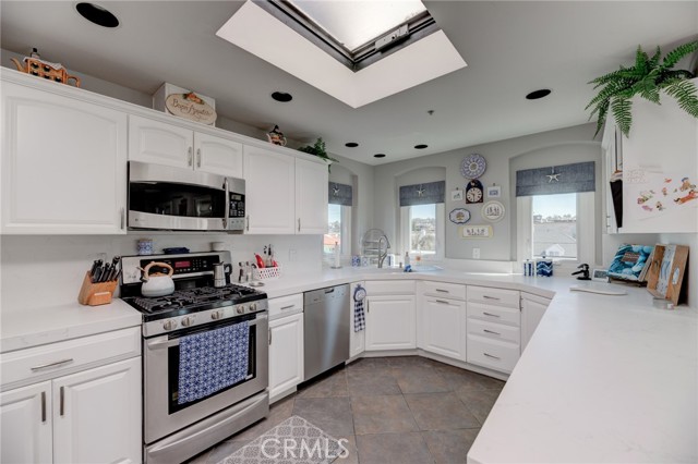 Detail Gallery Image 5 of 41 For 417 Crest Dr, Manhattan Beach,  CA 90266 - 3 Beds | 3/1 Baths