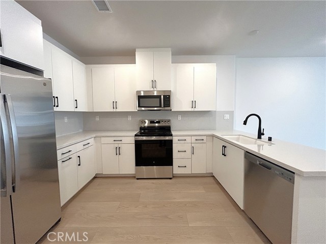 Detail Gallery Image 7 of 34 For 8444 Milk Thistle Ln, Chino,  CA 91708 - 4 Beds | 4 Baths