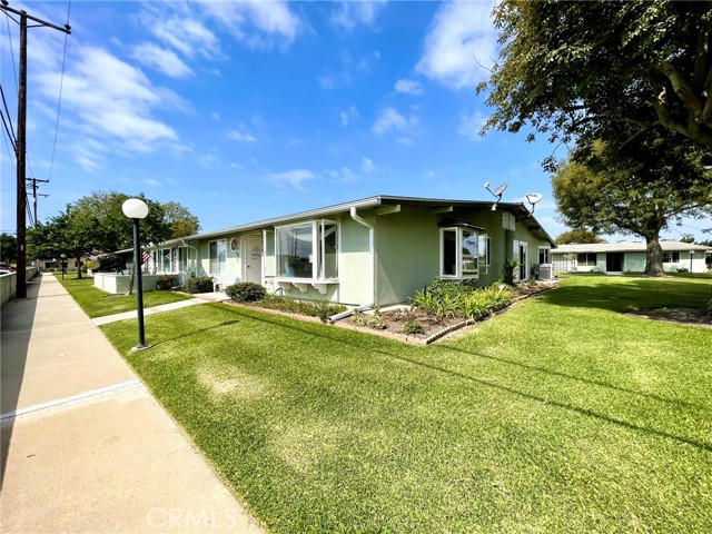 Detail Gallery Image 2 of 24 For 13500 Wentworth Ln 121a,  Seal Beach,  CA 90740 - 2 Beds | 1/1 Baths