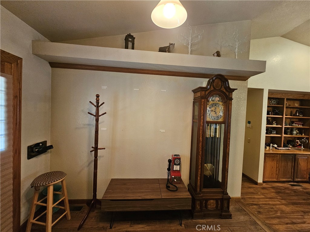 https://media.crmls.org/medias/2528c8bd-94a6-445f-8589-aedcccb790a2.jpg?preset=X-Large