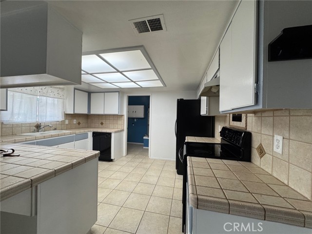 30041 Windward Drive, Canyon Lake CA: https://media.crmls.org/medias/2528ff60-7cb5-4dea-95cb-ab1c84e1be2b.jpg