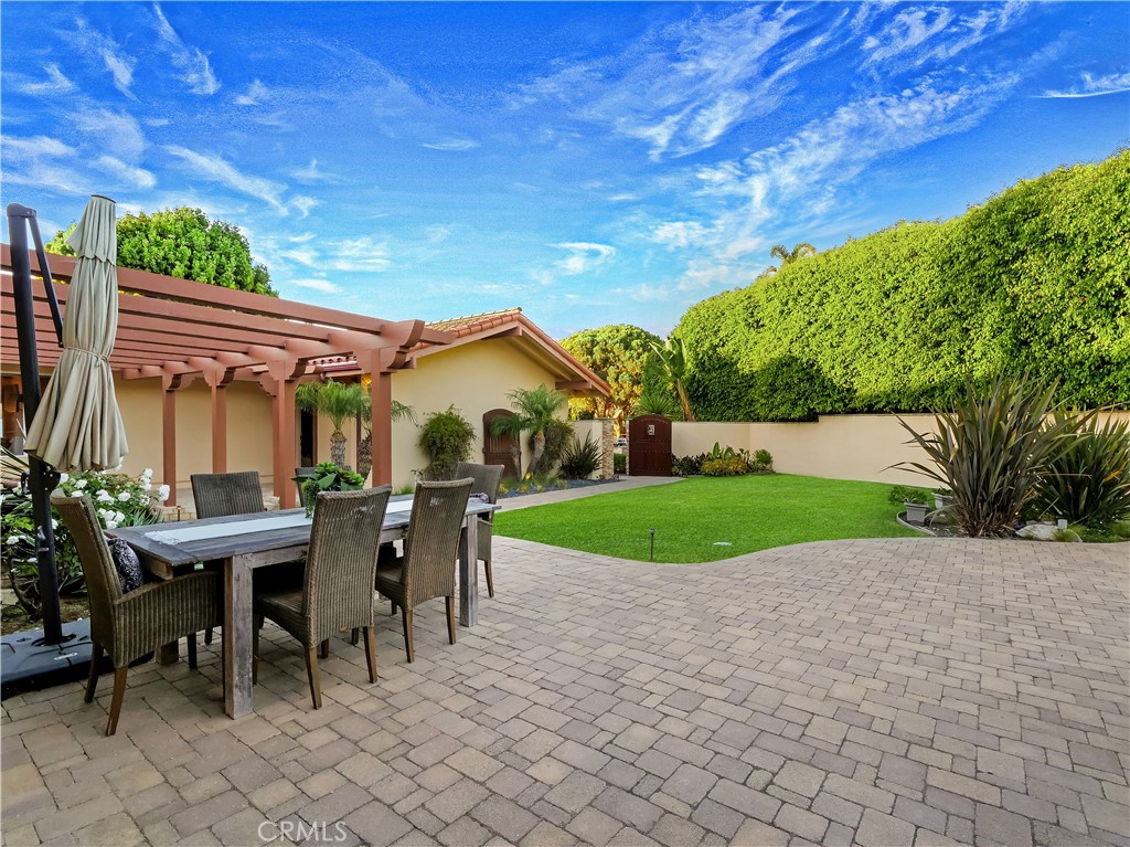 https://media.crmls.org/medias/25291aa5-f656-4a45-be91-62c80557891d.jpg?preset=X-Large