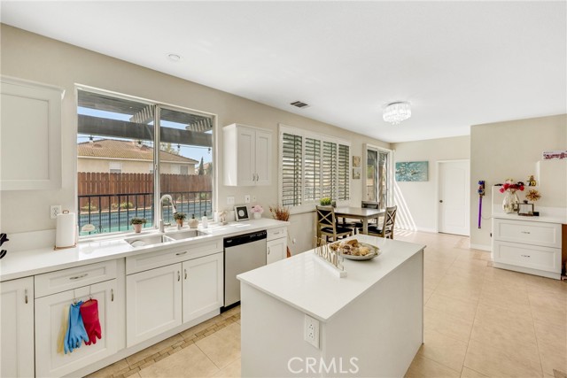 870 E Bermuda Dunes Court, Ontario CA: https://media.crmls.org/medias/252c0edd-0e4d-4546-82b0-5c612ebafff8.jpg