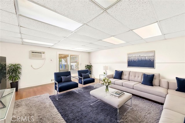 22226 Devonshire Street, Chatsworth CA: https://media.crmls.org/medias/252c9bec-f3fa-49e6-b158-a2c509ec2e75.jpg