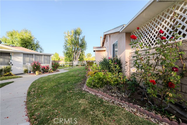 Detail Gallery Image 4 of 50 For 19204 Avenue of the Oaks #E,  Newhall,  CA 91321 - 2 Beds | 2 Baths