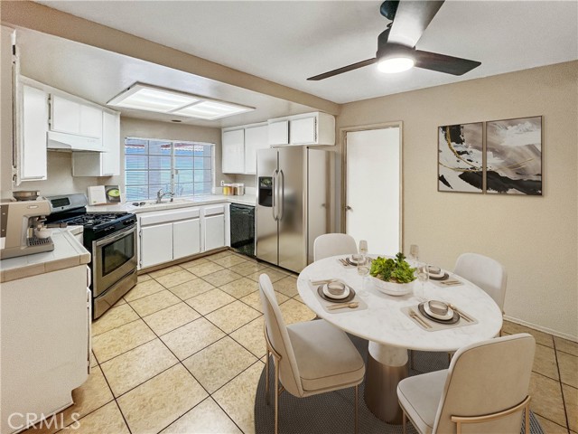 881 Don Dr, Hemet CA: https://media.crmls.org/medias/252f6e79-2f7a-4620-95b2-9e891087efa9.jpg