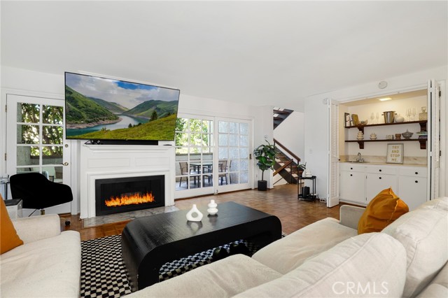 Detail Gallery Image 4 of 25 For 5327 Coldwater Canyon Ave #D,  Sherman Oaks,  CA 91401 - 2 Beds | 2/1 Baths
