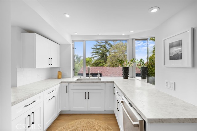 592 Bluebird Canyon Drive, Laguna Beach CA: https://media.crmls.org/medias/25314670-05e6-4bde-a694-af21dc820c13.jpg