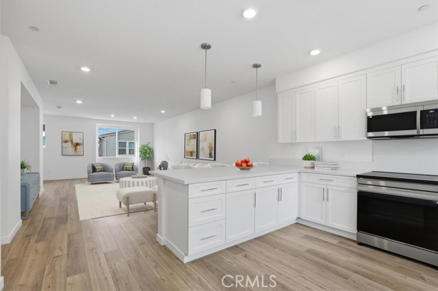 Detail Gallery Image 8 of 47 For 27323 Seven Oaks Ln, Valencia,  CA 91381 - 3 Beds | 3/1 Baths