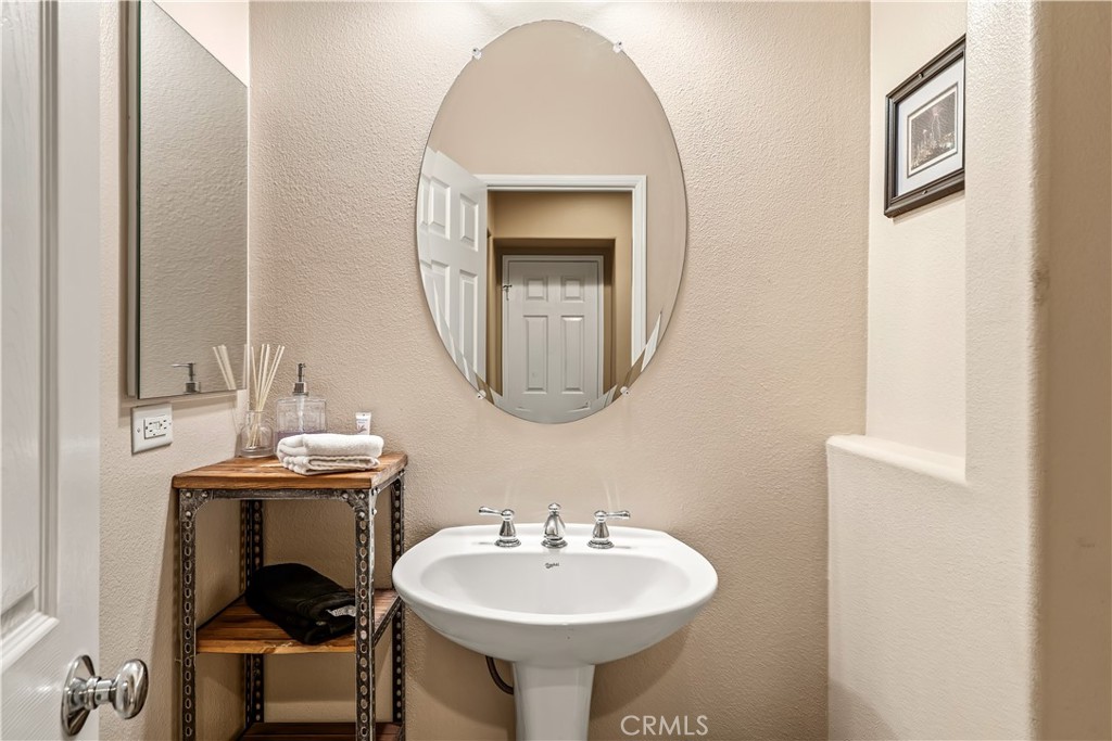 https://media.crmls.org/medias/25357d35-6c77-4c23-81f2-e4677808a0b3.jpg?preset=X-Large