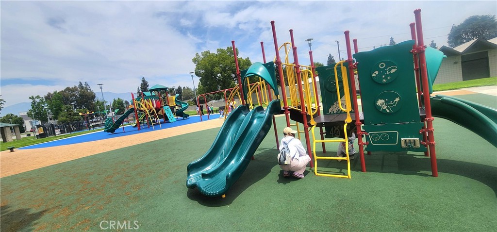 https://media.crmls.org/medias/2539df4e-a4dd-4d02-a2d7-4521eafae8da.jpg?preset=X-Large