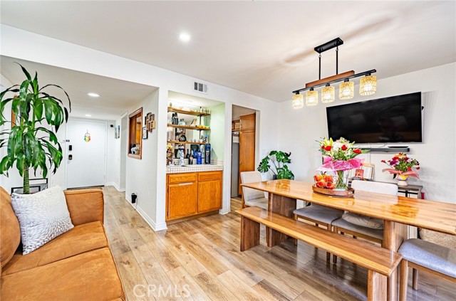 Detail Gallery Image 2 of 50 For 365 W Alameda Ave #203,  Burbank,  CA 91506 - 3 Beds | 2 Baths