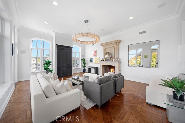 Detail Gallery Image 15 of 46 For 121 Emerald Bay, Laguna Beach,  CA 92651 - 5 Beds | 4/1 Baths