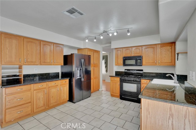 Detail Gallery Image 11 of 31 For 39451 Beacon Ln, Palmdale,  CA 93551 - 4 Beds | 2/1 Baths