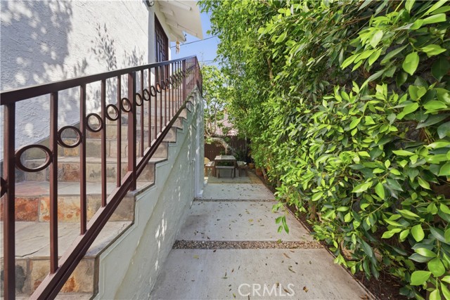 Detail Gallery Image 23 of 40 For 1572 S Ridgeley, Los Angeles,  CA 90019 - 4 Beds | 3 Baths