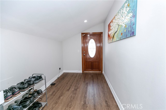 10670 Deering Avenue, Chatsworth CA: https://media.crmls.org/medias/25437922-d311-425a-80a1-037ed7de0846.jpg