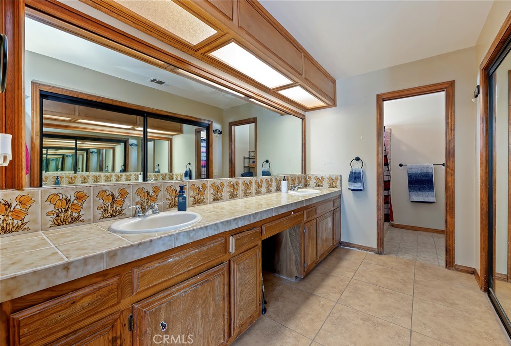 https://media.crmls.org/medias/2547e6fc-70d8-4e3b-8082-cd7a8b33f814.jpg?preset=X-Large