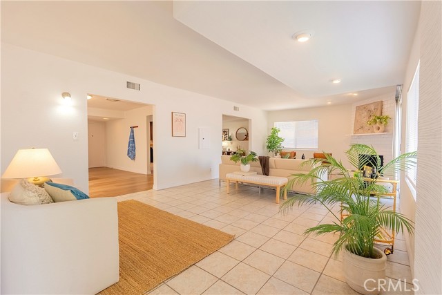 Detail Gallery Image 10 of 25 For 19945 Labrador St, Chatsworth,  CA 91311 - 5 Beds | 4 Baths