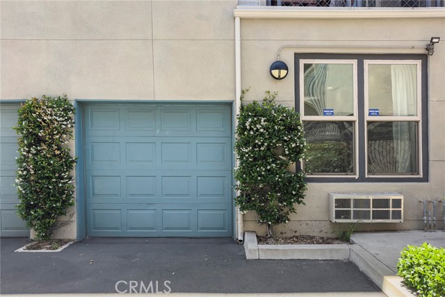 253 N Bush Street, Santa Ana CA: https://media.crmls.org/medias/254e3b20-7bf0-44b3-b025-2dd3257898b7.jpg