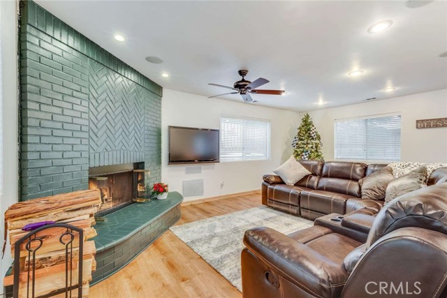 513 W Victoria Court, Lake Arrowhead CA: https://media.crmls.org/medias/2557a6f3-cc9e-4c0b-8def-568844ea9564.jpg