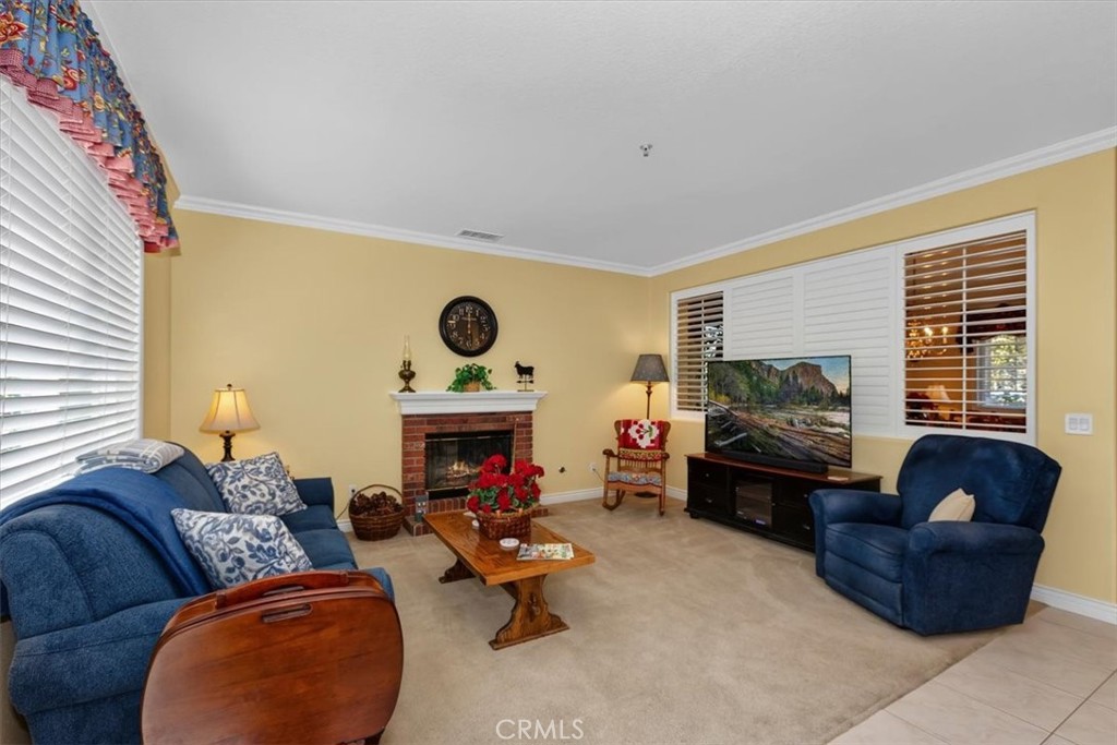 https://media.crmls.org/medias/25584c15-2bed-41e0-967d-d93d8e788452.jpg?preset=X-Large