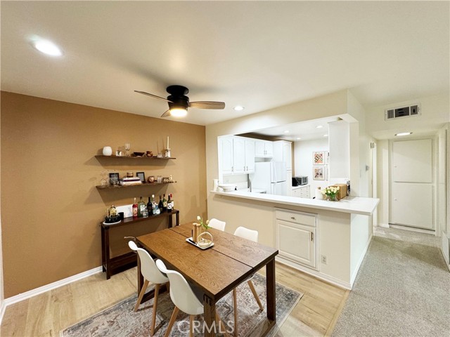 Detail Gallery Image 6 of 23 For 14315 Riverside Dr #207,  Sherman Oaks,  CA 91423 - 2 Beds | 2 Baths